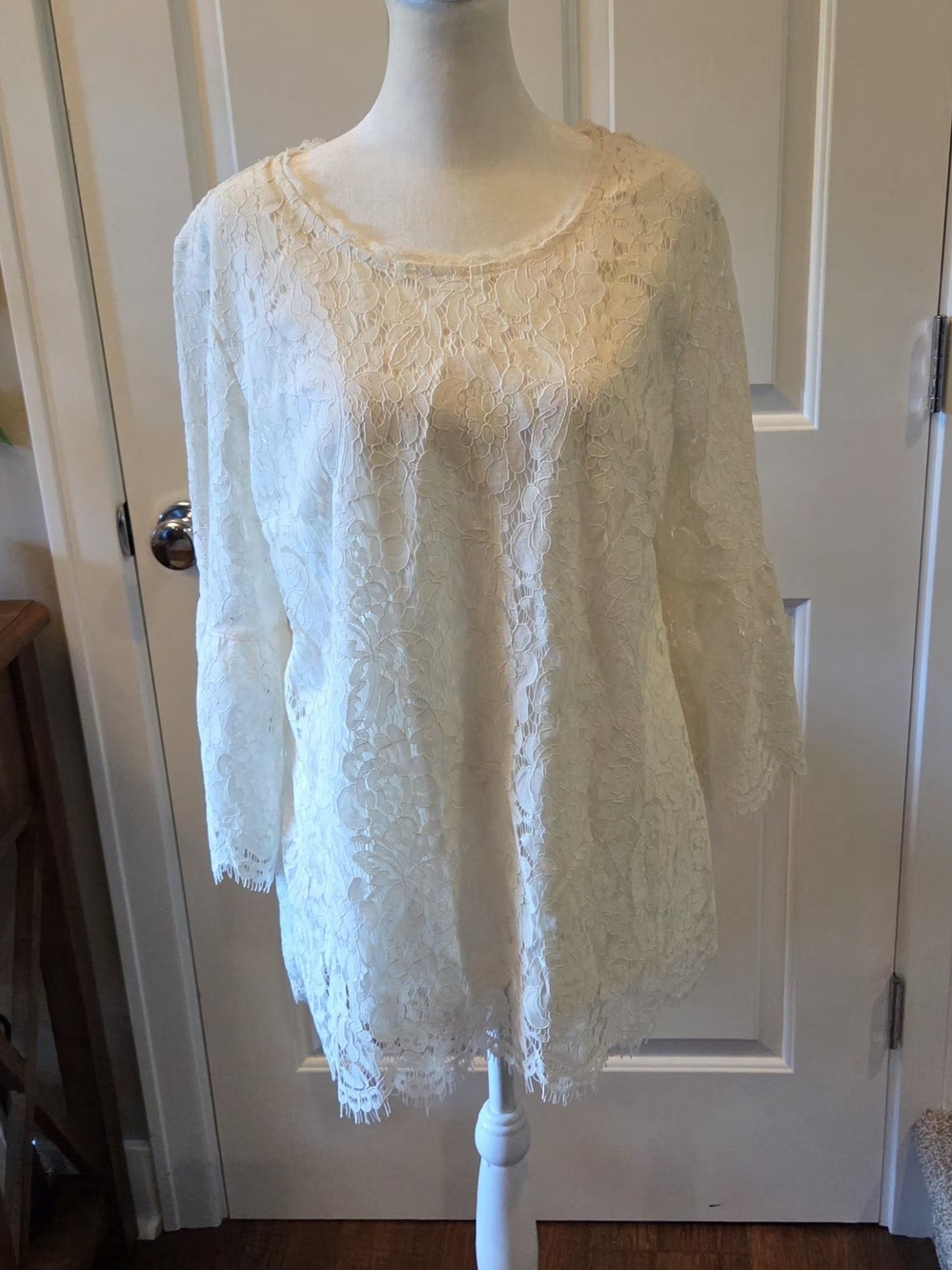 Isaac Mizrahi Lace Top Women's M Ivory Soft Lined Feminine EUC